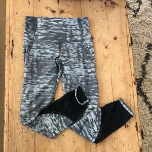 Lululemon 7/8 grey patterned leggings